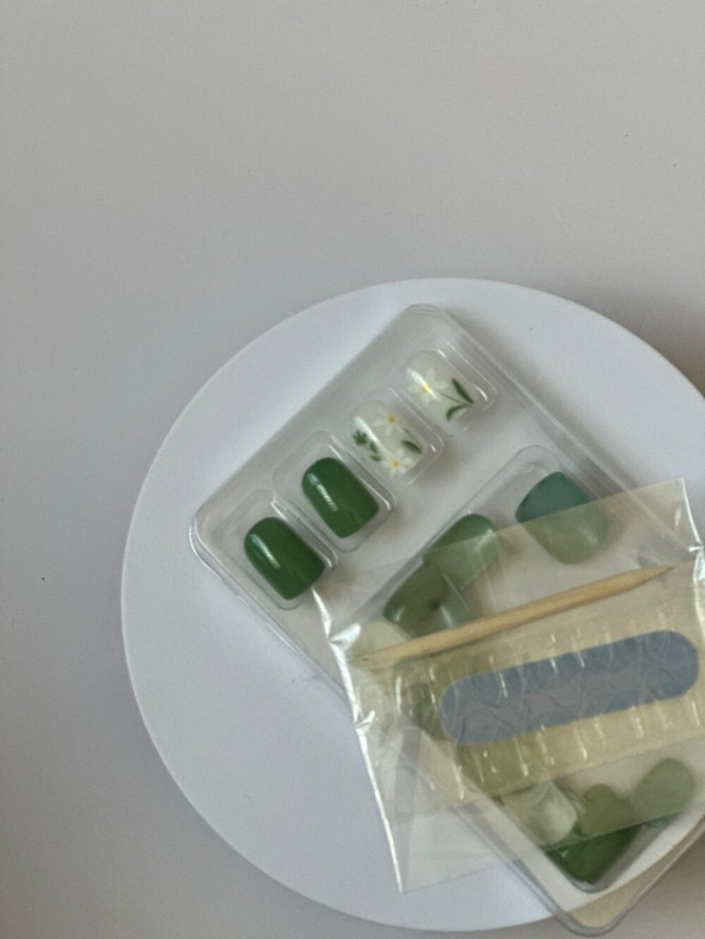 Green Daisy Press-On Nails Set - Short Floral Fake Nails with Adhesive Tabs, New